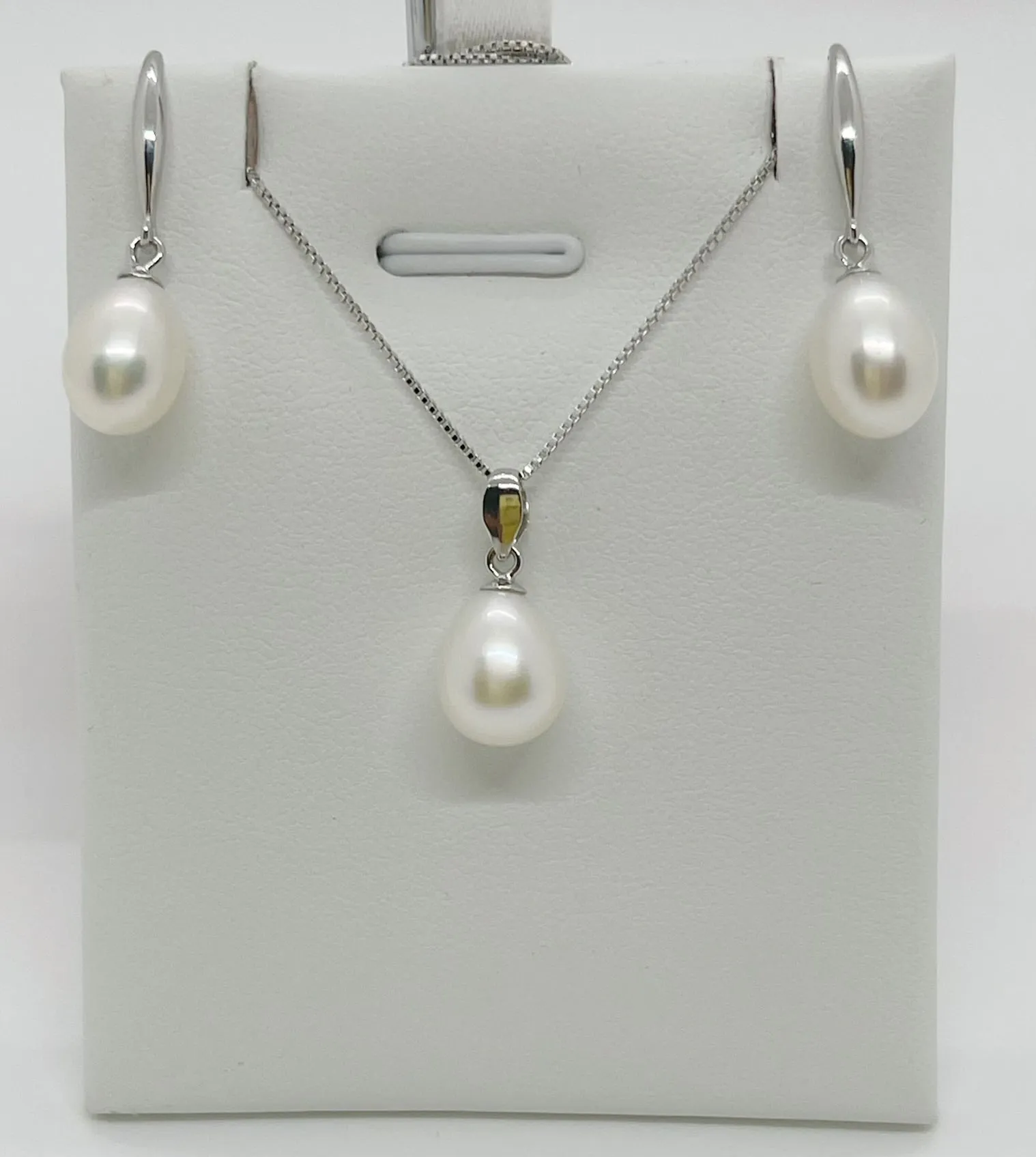 8-9mm Set of Earrings and Pendant Freshwater Pearl