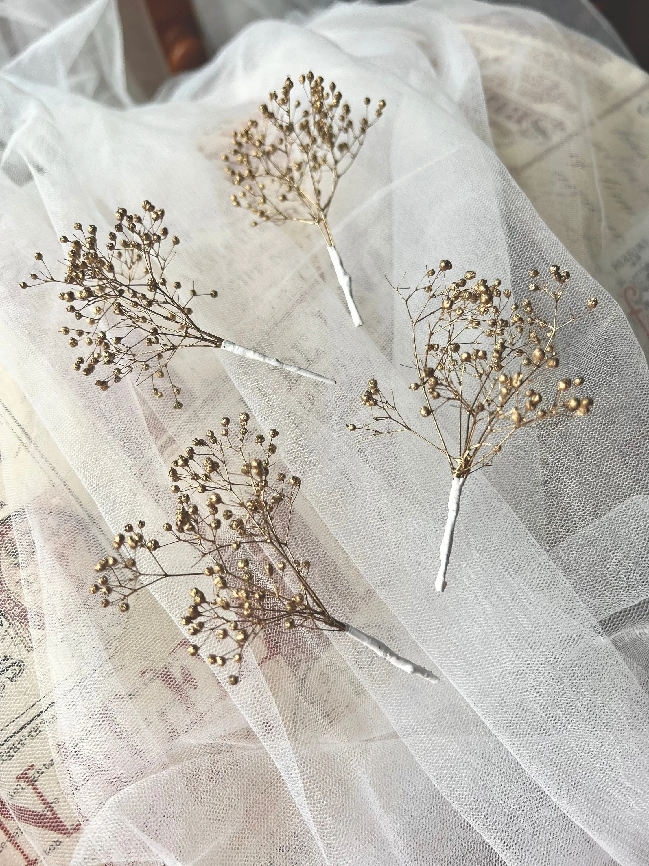 Gold Dried Flower Hair Pins, Minimal Wedding Hair Accessories in Gold, Real Floral Hair Sprig Set for Brides, Bridal Gypsophila Hair Picks